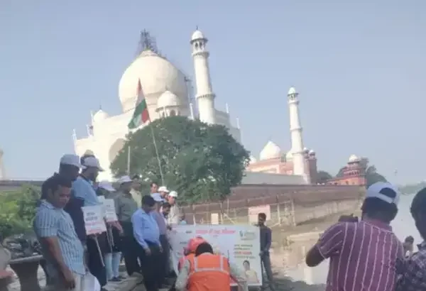 ताजमहल के पीछे चला स्वच्छता अभियान: दशहरा घाट से हटाई बाढ़ की सिल्ट, लोगों को दिलाई स्वच्छता की शपथ