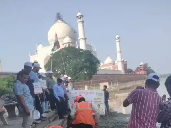 ताजमहल के पीछे चला स्वच्छता अभियान: दशहरा घाट से हटाई बाढ़ की सिल्ट, लोगों को दिलाई स्वच्छता की शपथ