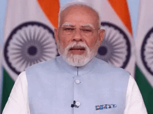 प्रधानमंत्री का बड़ा ऐलान: GST बचत उत्सव की शुरुआत नई दिल्ली: प्रधानमंत्री नरेंद्र मोदी ने रविवार को देश के नाम संबोधन में GST बचत उत्सव की घोषणा की। उन्होंने कहा कि 22 सितंबर की सुबह सूर्योदय के साथ ही यह विशेष पहल शुरू होगी, जिससे देश के हर वर्ग को सीधा लाभ मिलेगा। पीएम मोदी ने कहा कि यह उत्सव देश की ग्रोथ स्टोरी को नई दिशा देगा और त्योहारों के इस मौसम में हर परिवार की खुशियां बढ़ाएगा। किसे मिलेगा फायदा? प्रधानमंत्री ने बताया कि यह योजना सभी वर्गों के लिए है। गरीब और मध्यमवर्गीय परिवार युवा और किसान महिलाएं व्यापारी और उद्यमी सभी को इस GST बचत उत्सव से फायदा होगा। मोदी ने कहा, “त्योहारों के समय हर परिवार का मुंह मीठा होगा और सभी को बचत का अवसर मिलेगा।” नेक्स्ट जनरेशन GST का आगाज़ पीएम मोदी ने कहा कि 22 सितंबर से नेक्स्ट जनरेशन GST लागू होगा। यह सुधार न केवल ग्राहकों को फायदा पहुंचाएगा बल्कि कारोबारियों के लिए भी व्यापार को आसान बनाएगा। इससे होगा लाभ: निवेशकों के लिए भारत होगा और आकर्षक कारोबार की जटिलताएं होंगी कम हर राज्य विकास की दौड़ में बराबर का भागीदार बनेगा नवरात्रि की शुभकामनाएं अपने संबोधन में प्रधानमंत्री ने देशवासियों को नवरात्रि की भी शुभकामनाएं दीं। उन्होंने कहा कि यह त्यौहार सकारात्मक ऊर्जा और आत्मनिर्भर भारत की ओर बढ़ते कदम का प्रतीक है।