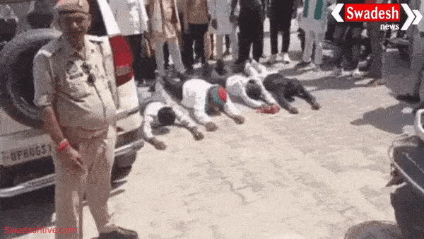 आगरा कलेक्ट्रेट में दंडवत परिक्रमा: 11 संविदा कर्मचारियों की बर्खास्तगी के विरोध में किसान-मजदूर नेताओं का प्रदर्शन