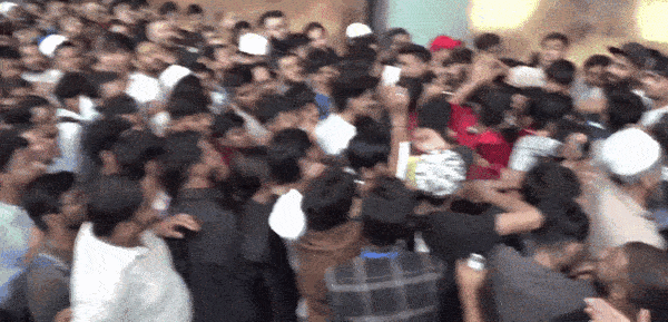 मुंबई में iPhone 17 लॉन्च पर मची भगदड़: BKC एप्पल स्टोर के बाहर लगी लंबी कतारें, हाथापाई तक हुई