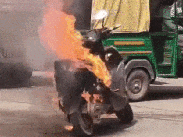 सड़क पर दौड़ती इलेक्ट्रिक स्कूटी में अचानक लगी आग, युवक ने कूदकर बचाई जान