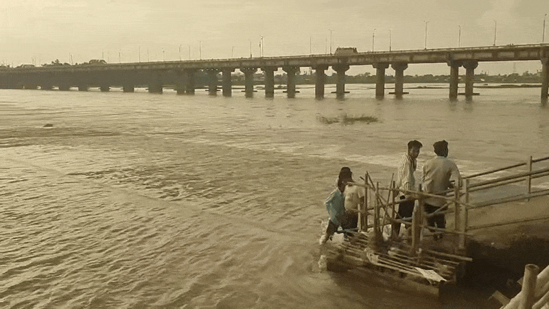 Gariaband: A young man risked his life to make a reel amidst strong currents.