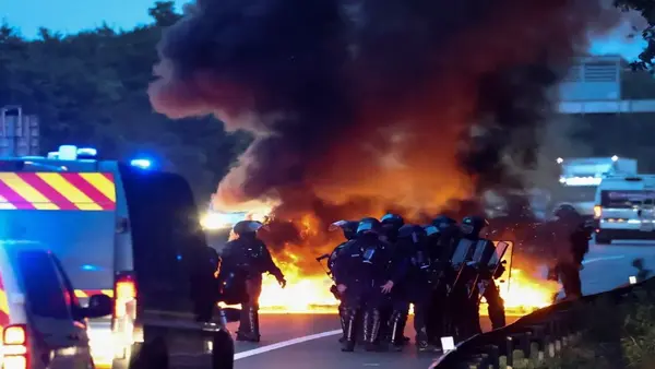 नेपाल के बाद फ्रांस में आग, मैक्रों के खिलाफ सड़कों पर हाहाकार