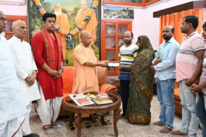 CM योगी ने दीपक गुप्ता के परिवार को दी 5 लाख रुपये की आर्थिक सहायता, गोरखनाथ मंदिर में चेक सौंपा