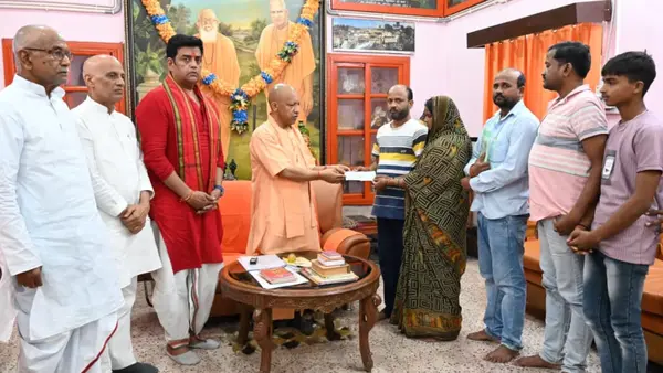 CM योगी ने दीपक गुप्ता के परिवार को दी 5 लाख रुपये की आर्थिक सहायता, गोरखनाथ मंदिर में चेक सौंपा