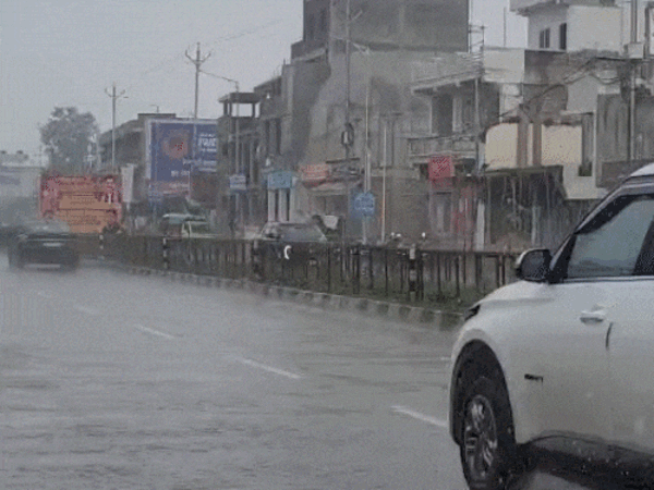 MP मौसम अपडेट: खरगोन-बड़वानी में भारी बारिश का अलर्ट, भोपाल-जबलपुर में बादलों के साथ बूंदाबांदी