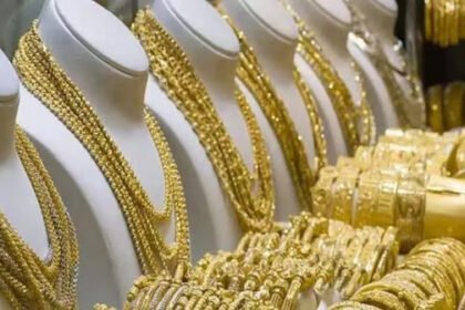 आज सोने-चांदी के दाम में गिरावट: सोना ₹104 सस्ता, चांदी ₹1.27 लाख प्रति किलो पर