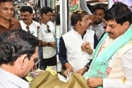 बचत उत्सव GST 2.0: CM मोहन यादव ने व्यापारियों से किया संवाद, दशहरे के लिए खरीदा स्वदेशी कुर्ता