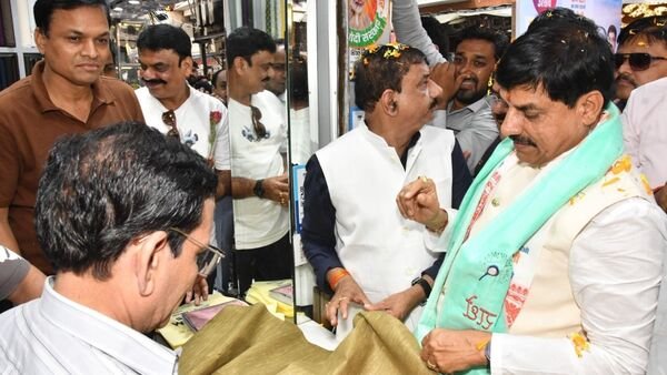 बचत उत्सव GST 2.0: CM मोहन यादव ने व्यापारियों से किया संवाद, दशहरे के लिए खरीदा स्वदेशी कुर्ता