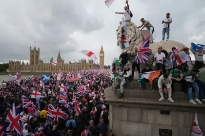 लंदन की सड़कों पर 1 लाख का हुजूम: अवैध प्रवासियों के खिलाफ गूंजा विरोध, 26 पुलिसकर्मी घायल