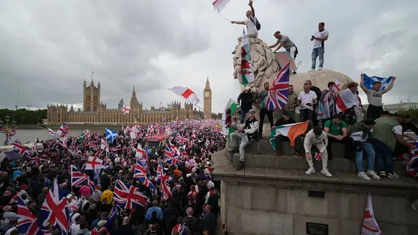 लंदन की सड़कों पर 1 लाख का हुजूम: अवैध प्रवासियों के खिलाफ गूंजा विरोध, 26 पुलिसकर्मी घायल