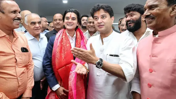 महाआर्यमन सिंधिया बने MPCA के सबसे युवा अध्यक्ष, पिता ज्योतिरादित्य सिंधिया से लिया आशीर्वाद