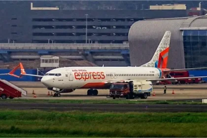 दिल्ली-सिंगापुर एयर इंडिया फ्लाइट में तकनीकी खराबी, 200 से अधिक यात्रियों को विमान से उतारा गया