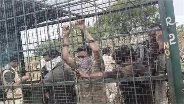 कर्नाटक में अनोखा विरोध: ग्रामीणों ने वनकर्मियों को ही बाघ पकड़ने वाले पिंजरे में बंद किया