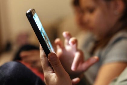 न्यूयॉर्क का बड़ा फैसला: बच्चों के लिए सोशल मीडिया पर नई सख्ती