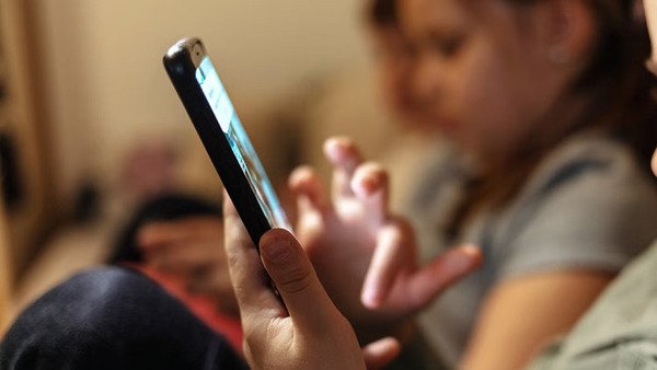 न्यूयॉर्क का बड़ा फैसला: बच्चों के लिए सोशल मीडिया पर नई सख्ती