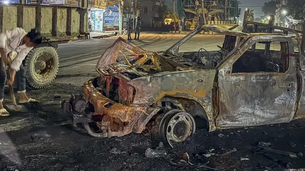 नेपाल: हिंसा के बाद लौट रही शांति, काठमांडू में सफाई अभियान शुरू