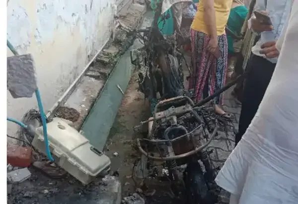 चार्जिंग पर लगी स्कूटी बनी मौत का कारण, आगरा में बुजुर्ग पति-पत्नी जिंदा जले