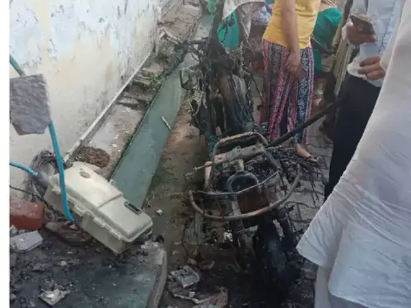 चार्जिंग पर लगी स्कूटी बनी मौत का कारण, आगरा में बुजुर्ग पति-पत्नी जिंदा जले