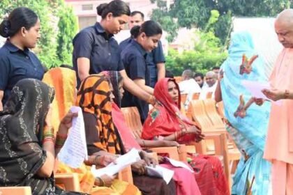 हर जरूरतमंद तक कल्याणकारी योजनाओं का लाभ पहुंचे: सीएम योगी ने जनता दर्शन में दिए निर्देश