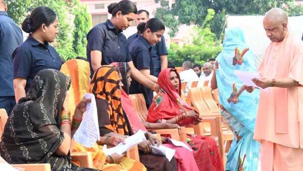 हर जरूरतमंद तक कल्याणकारी योजनाओं का लाभ पहुंचे: सीएम योगी ने जनता दर्शन में दिए निर्देश