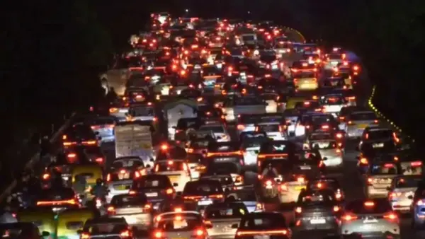 नोएडा-ग्रेटर नोएडा एक्सप्रेस-वे पर भारी बारिश के बाद घंटों लंबा जाम, अब स्थिति सामान्य