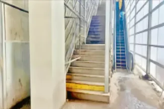 ग्वालियर रेलवे स्टेशन पर सीढ़ियों की चौड़ाई को लेकर विवाद: अधिकारियों के तर्क से बढ़ी नाराज़गी