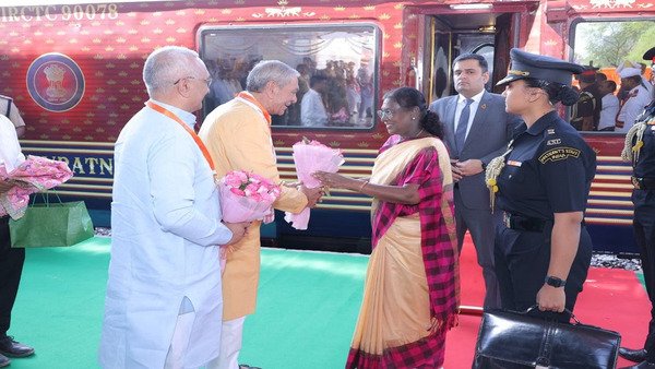 राष्ट्रपति द्रौपदी मुर्मू का मथुरा आगमन, स्टेशन पर हुआ भव्य स्वागत