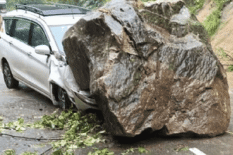 नैनीताल में SUV पर गिरा पहाड़ से विशाल पत्थर, बाल-बाल बचे यात्री