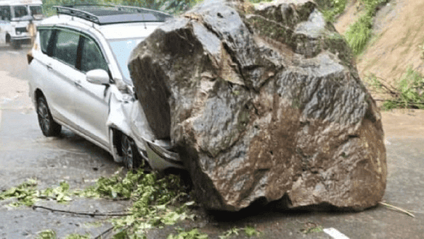 नैनीताल में SUV पर गिरा पहाड़ से विशाल पत्थर, बाल-बाल बचे यात्री
