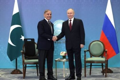 चीन में पुतिन और शहबाज शरीफ की मुलाकात, पाक पीएम को मिला रूस आने का न्योता