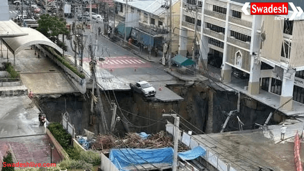 बैंकॉक में 4-लेन सड़क अचानक धंसी, हुआ बड़ा गड्ढा और क्षतिग्रस्त हुईं गाड़ियां