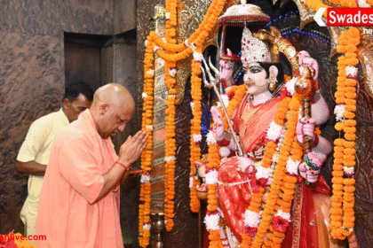 मुख्यमंत्री योगी आदित्यनाथ ने मां पाटेश्वरी के दरबार में की आराधना, गौ माता को खिलाया गुड़