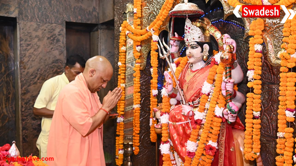 मुख्यमंत्री योगी आदित्यनाथ ने मां पाटेश्वरी के दरबार में की आराधना, गौ माता को खिलाया गुड़