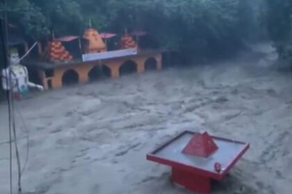 देहरादून में भारी बारिश का कहर: टपकेश्वर महादेव मंदिर जलमग्न, पुजारी बोले- ऐसा नजारा सालों बाद देखा