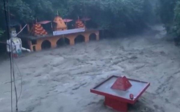देहरादून में भारी बारिश का कहर: टपकेश्वर महादेव मंदिर जलमग्न, पुजारी बोले- ऐसा नजारा सालों बाद देखा