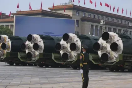 चीन ने पहली बार आर्मी परेड में प्रदर्शित की खतरनाक DF-5C न्यूक्लियर मिसाइल