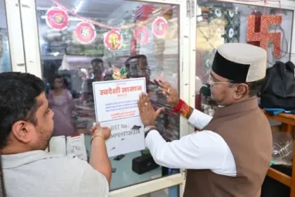मध्यप्रदेश सरकार का स्वदेशी अपनाओ अभियान: मंत्री विश्वास सारंग ने चिपकाए पोस्टर