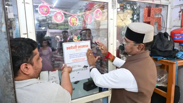 मध्यप्रदेश सरकार का स्वदेशी अपनाओ अभियान: मंत्री विश्वास सारंग ने चिपकाए पोस्टर