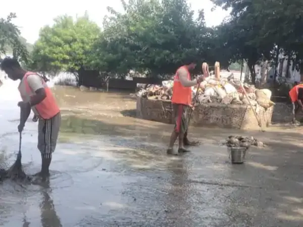 आगरा में यमुना किनारे घाटों की सफाई: ताजगंज श्मशान और दशहरा घाट पर फॉगिंग व एंटी-लार्वा छिड़काव