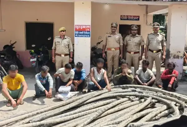 आगरा पुलिस ने बीएसएनएल की कॉपर केबल चोरी करने वाले एक बड़े गिरोह का पर्दाफाश किया है। पुलिस ने आठ आरोपियों को गिरफ्तार कर उनके कब्जे से चोरी की गई केबल और हाइड्रा मशीन समेत कई उपकरण बरामद किए। चोरी गई कॉपर केबल की कीमत करीब 15 लाख रुपये बताई जा रही है। घटना कैसे हुई थाना रकाबगंज क्षेत्र के बालूगंज स्थित चीलघर चौराहा से पीडब्ल्यूडी तिराहे के बीच BSNL की 1200 पेयर की अंडरग्राउंड कॉपर केबल डाली गई थी, जिसकी लंबाई लगभग 325 मीटर थी। 20-21 सितंबर की रात चोरों ने हाइड्रा मशीन की मदद से केबल निकाली और उसे 27 टुकड़ों में काट दिया। इसके बाद टुकड़ों को झाड़ियों में छिपा दिया गया। पुलिस की कार्रवाई शिकायत मिलने के बाद पुलिस ने अलग-अलग टीमों का गठन किया। 22 सितंबर को मुखबिर की सूचना पर पुलिस ने केसर होटल, मजार के पीछे से आठ आरोपियों को दबोच लिया। पुलिस ने मौके से हाइड्रा मशीन, कॉपर केबल, 6 मोबाइल फोन, ब्लेड, गंडासा, आरी और लकड़ी के गट्टे बरामद किए। आरोपियों के बयान पूछताछ में आरोपियों ने बताया कि उन्हें एक शख्स ‘लाला’ ने BSNL का ठेकेदार बताकर काम में शामिल किया था। उसी ने उन्हें चोरी की योजना में लगाया और मैनपुरी से हाइड्रा मशीन मंगवाई। चोरी की गई केबल को वे लोग 22 सितंबर को बेचने की तैयारी में थे, तभी पुलिस ने उन्हें पकड़ लिया। गिरफ्तार आरोपी पुलिस ने जिन 8 लोगों को गिरफ्तार किया है, उनके नाम इस प्रकार हैं: मोहम्मद फैसल राघवेंद्र कुमार मोहम्मद वाहिद मोहम्मद मुस्लिम मोहम्मद शाहिद आमिर सागर मोहम्मद असलम पुलिस अब दिल्ली निवासी लाला नामक ठेकेदार की तलाश कर रही है, जो इस चोरी का मास्टरमाइंड माना जा रहा है। निष्कर्ष आगरा में BSNL कॉपर केबल चोरी का यह मामला दिखाता है कि किस तरह संगठित गिरोह सरकारी संपत्ति पर हाथ साफ कर रहे हैं। पुलिस की तत्परता से जहां आरोपी पकड़ लिए गए, वहीं अब मास्टरमाइंड की तलाश जारी है।