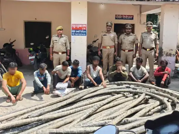 आगरा पुलिस ने बीएसएनएल की कॉपर केबल चोरी करने वाले एक बड़े गिरोह का पर्दाफाश किया है। पुलिस ने आठ आरोपियों को गिरफ्तार कर उनके कब्जे से चोरी की गई केबल और हाइड्रा मशीन समेत कई उपकरण बरामद किए। चोरी गई कॉपर केबल की कीमत करीब 15 लाख रुपये बताई जा रही है। घटना कैसे हुई थाना रकाबगंज क्षेत्र के बालूगंज स्थित चीलघर चौराहा से पीडब्ल्यूडी तिराहे के बीच BSNL की 1200 पेयर की अंडरग्राउंड कॉपर केबल डाली गई थी, जिसकी लंबाई लगभग 325 मीटर थी। 20-21 सितंबर की रात चोरों ने हाइड्रा मशीन की मदद से केबल निकाली और उसे 27 टुकड़ों में काट दिया। इसके बाद टुकड़ों को झाड़ियों में छिपा दिया गया। पुलिस की कार्रवाई शिकायत मिलने के बाद पुलिस ने अलग-अलग टीमों का गठन किया। 22 सितंबर को मुखबिर की सूचना पर पुलिस ने केसर होटल, मजार के पीछे से आठ आरोपियों को दबोच लिया। पुलिस ने मौके से हाइड्रा मशीन, कॉपर केबल, 6 मोबाइल फोन, ब्लेड, गंडासा, आरी और लकड़ी के गट्टे बरामद किए। आरोपियों के बयान पूछताछ में आरोपियों ने बताया कि उन्हें एक शख्स ‘लाला’ ने BSNL का ठेकेदार बताकर काम में शामिल किया था। उसी ने उन्हें चोरी की योजना में लगाया और मैनपुरी से हाइड्रा मशीन मंगवाई। चोरी की गई केबल को वे लोग 22 सितंबर को बेचने की तैयारी में थे, तभी पुलिस ने उन्हें पकड़ लिया। गिरफ्तार आरोपी पुलिस ने जिन 8 लोगों को गिरफ्तार किया है, उनके नाम इस प्रकार हैं: मोहम्मद फैसल राघवेंद्र कुमार मोहम्मद वाहिद मोहम्मद मुस्लिम मोहम्मद शाहिद आमिर सागर मोहम्मद असलम पुलिस अब दिल्ली निवासी लाला नामक ठेकेदार की तलाश कर रही है, जो इस चोरी का मास्टरमाइंड माना जा रहा है। निष्कर्ष आगरा में BSNL कॉपर केबल चोरी का यह मामला दिखाता है कि किस तरह संगठित गिरोह सरकारी संपत्ति पर हाथ साफ कर रहे हैं। पुलिस की तत्परता से जहां आरोपी पकड़ लिए गए, वहीं अब मास्टरमाइंड की तलाश जारी है।
