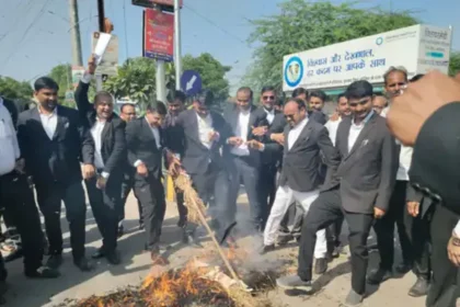 वकीलों का बनारस पुलिस के खिलाफ प्रदर्शन: ग्वालियर में यूपी पुलिस का पुतला फूंका, जाम से आम लोग परेशान