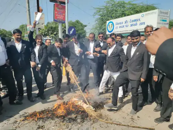 वकीलों का बनारस पुलिस के खिलाफ प्रदर्शन: ग्वालियर में यूपी पुलिस का पुतला फूंका, जाम से आम लोग परेशान