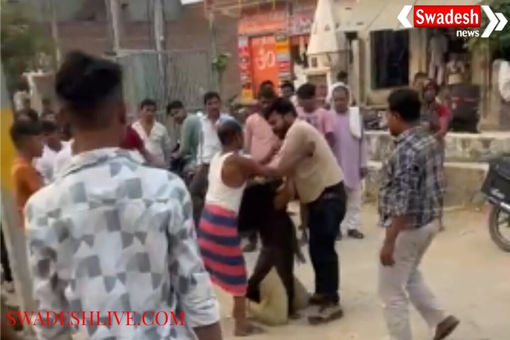Husband brutally beats wife in Firozabad on the road