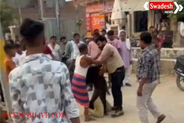 Husband brutally beats wife in Firozabad on the road