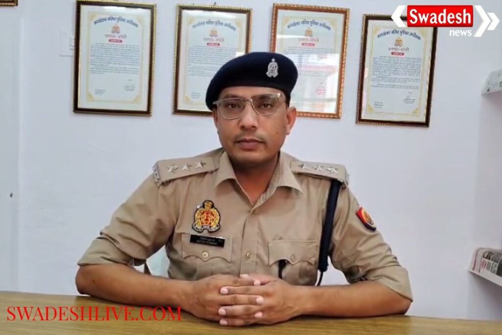 Video of a police officer's high-handedness goes viral in Bareilly, SSP places him on the line