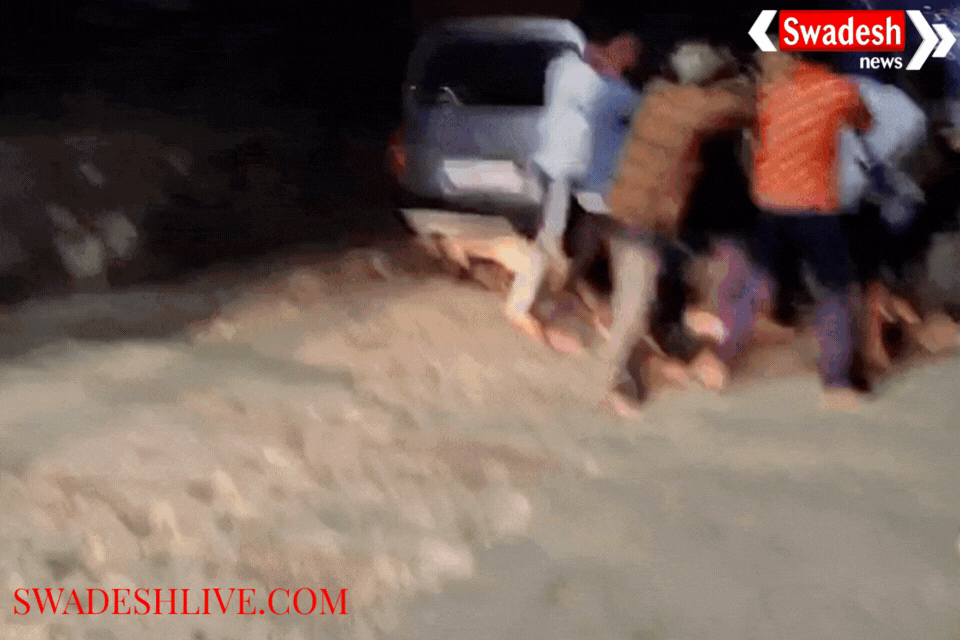 Agra: Terror of bullies, shopkeeper chased and beaten in front of police