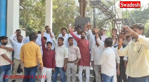 Protest against SP MLA Ram Achal Rajbhar for insulting Hindu religion